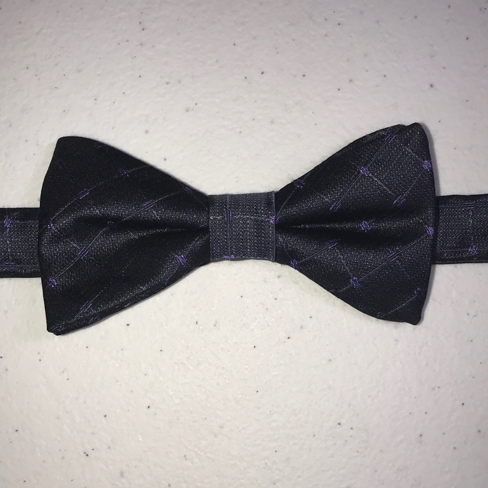 Van Heusen, Bow Tie, Like New, %100 Silk, Blue & Purple Design